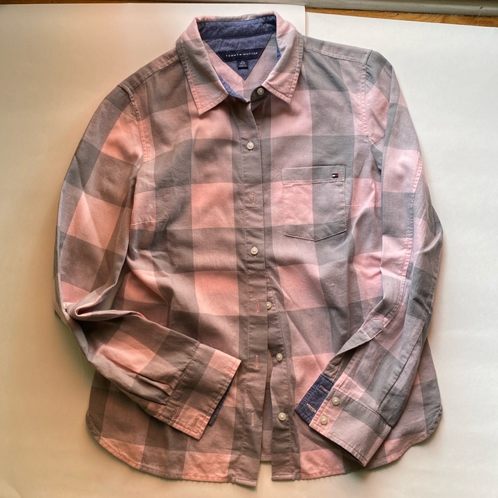 Checkered shirt in pink and gray. XS. Worn once or twice.